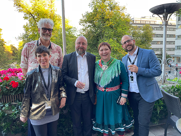 Back To Back Eawdna C Eira