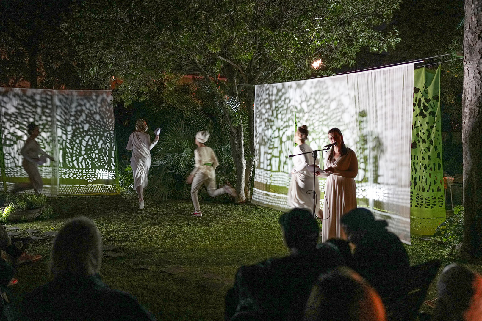 personer l?per i gr?nt landskap